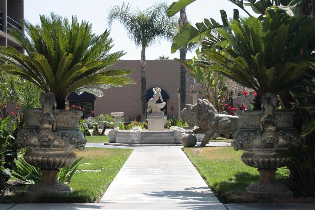 Howard Johnson By Wyndham Fullerton/Anaheim Conference Cntr Esterno foto