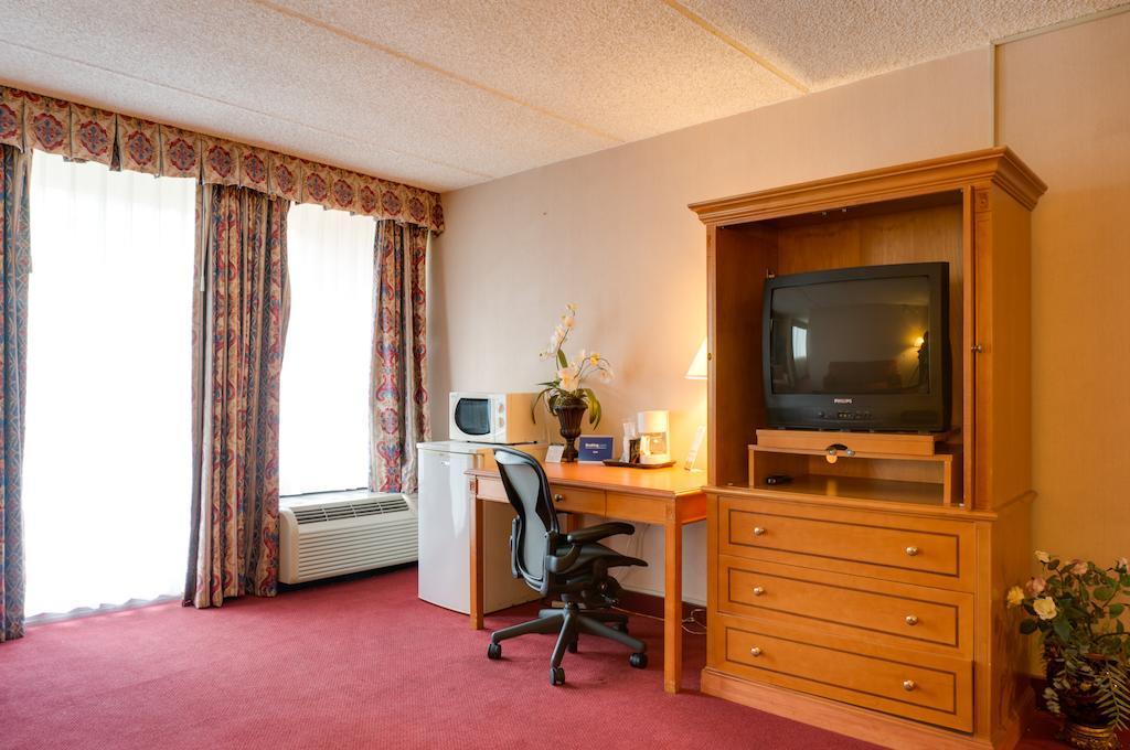 Howard Johnson By Wyndham Fullerton/Anaheim Conference Cntr Esterno foto