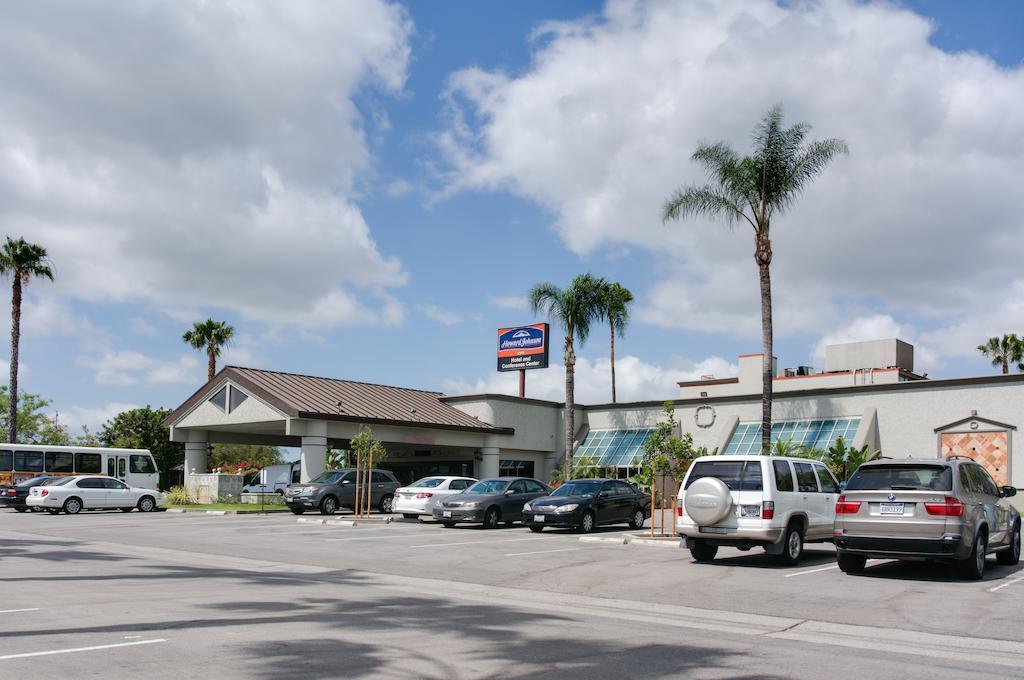 Howard Johnson By Wyndham Fullerton/Anaheim Conference Cntr Esterno foto