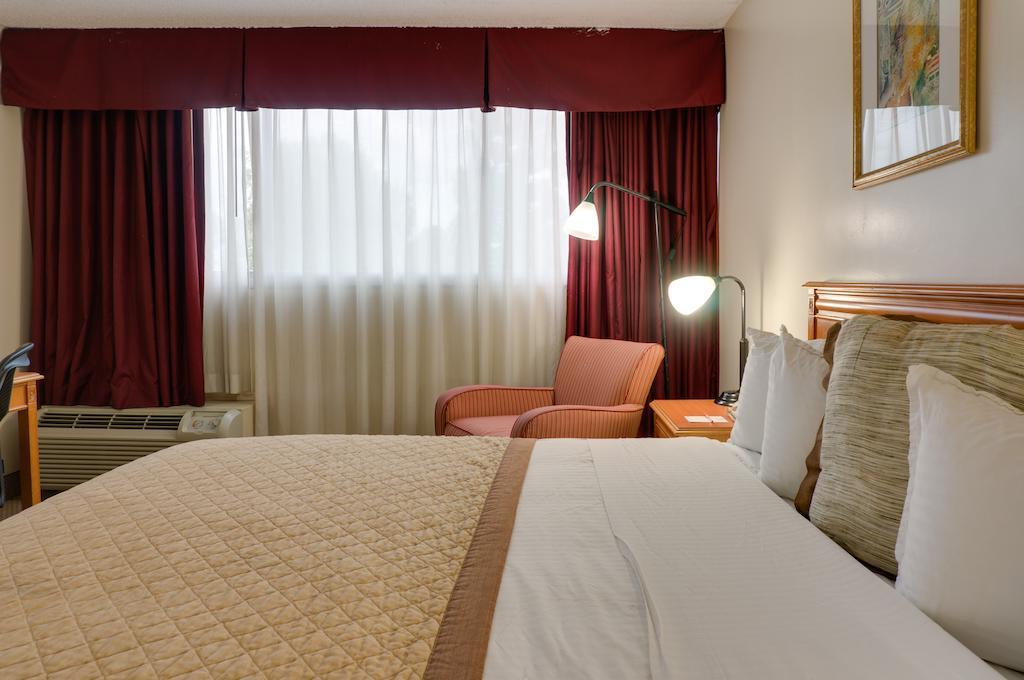 Howard Johnson By Wyndham Fullerton/Anaheim Conference Cntr Esterno foto