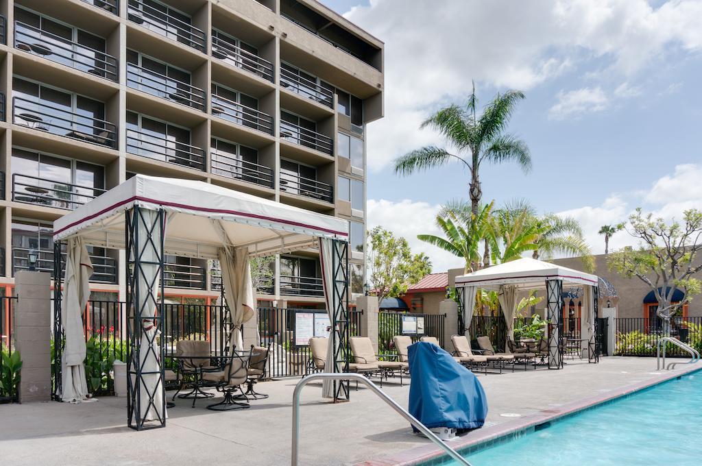 Howard Johnson By Wyndham Fullerton/Anaheim Conference Cntr Esterno foto