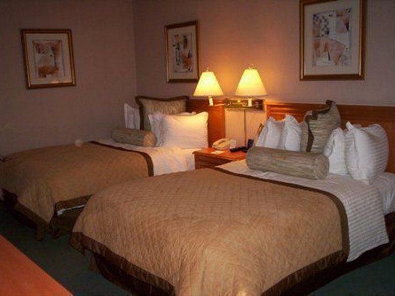Howard Johnson By Wyndham Fullerton/Anaheim Conference Cntr Esterno foto