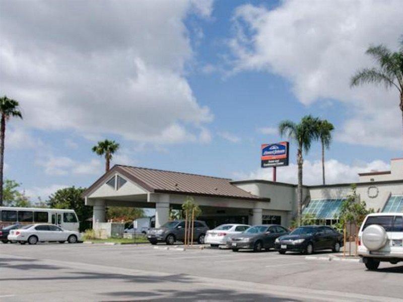 Howard Johnson By Wyndham Fullerton/Anaheim Conference Cntr Esterno foto