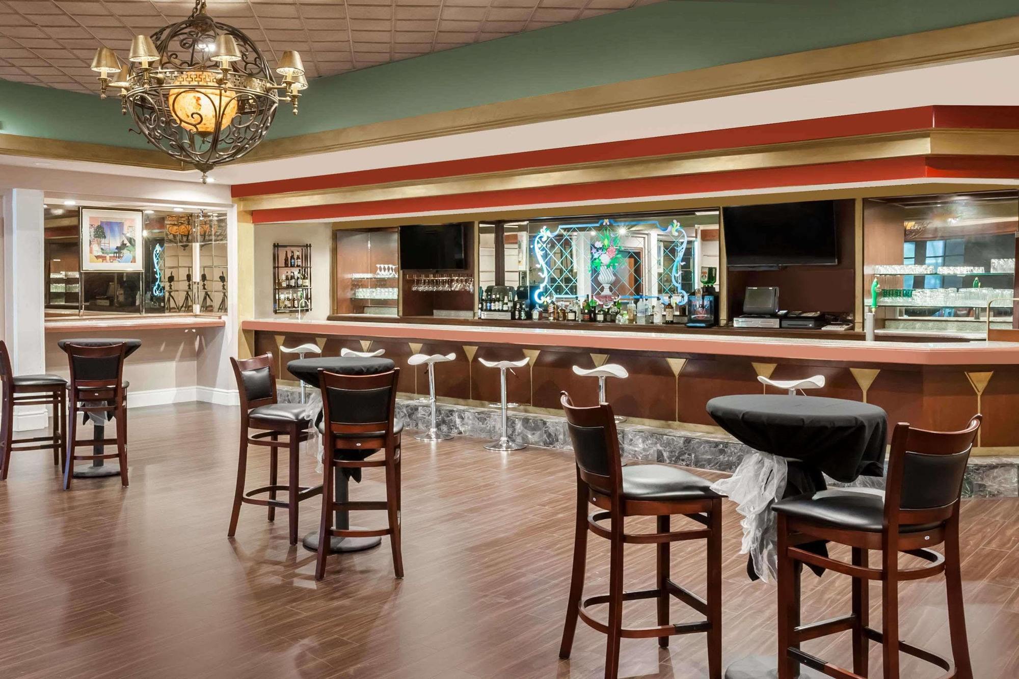 Howard Johnson By Wyndham Fullerton/Anaheim Conference Cntr Esterno foto