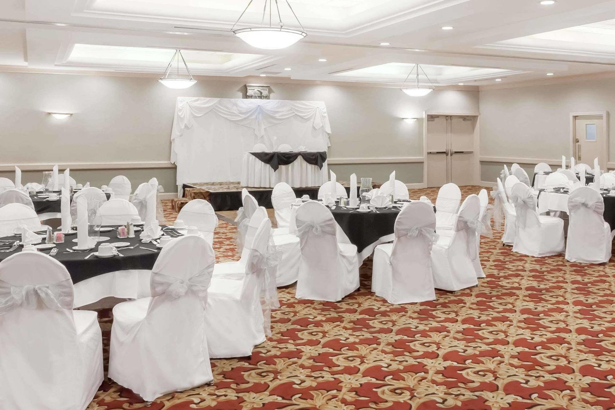 Howard Johnson By Wyndham Fullerton/Anaheim Conference Cntr Esterno foto